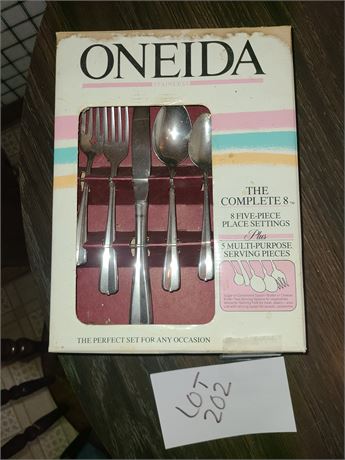 Oneida Service for 8 Flatware Set