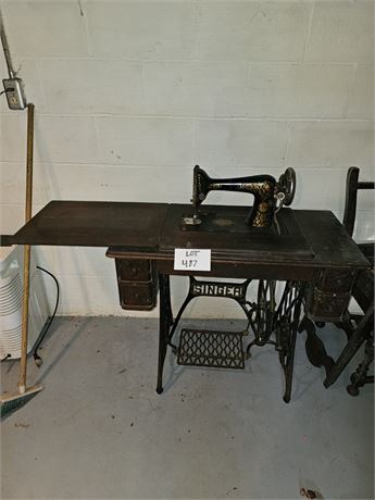 Antique Singer Sewing Machine & Wood Table
