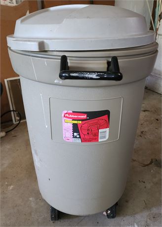 Rubbermaid Roughneck 32 Gal Trash Can