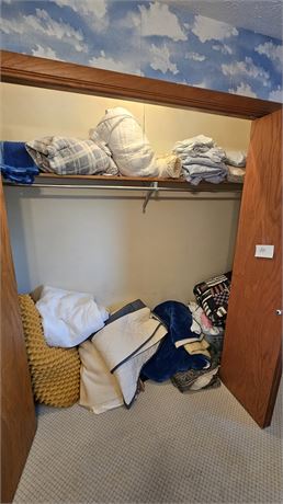 Closet Cleanout: Mixed Size Sheets, Blankets & Pillow Cases