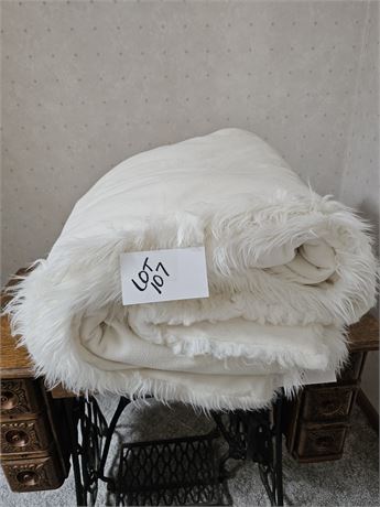 King Extra Cozy White Faux Fur Blanket