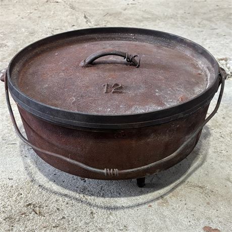 Old Cast Iron Dutch Oven