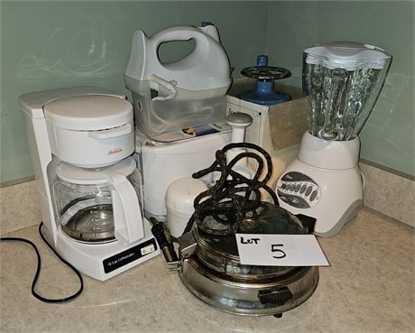 Small Kitchen Appliance Lot- Sunbeam, Blender, Waffle Maker & More
