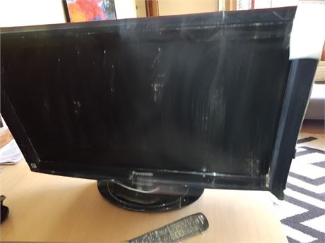 Panasonic 32" LCS TV With Remote Model TC-L-32X1