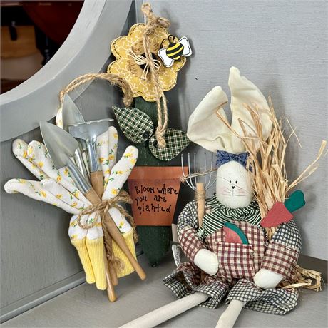 Cute Country Farmhouse Spring/Easter Decor