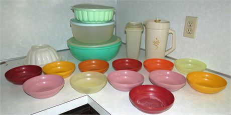 Assorted Tupperware