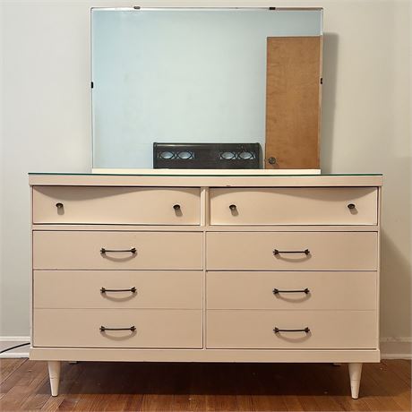 Basset Furniture Industries Inc. Mid Century Modern 8-Drawer Dresser