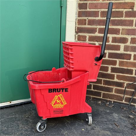 Rubbermaid Brute Industrial Rolling Mop Bucket