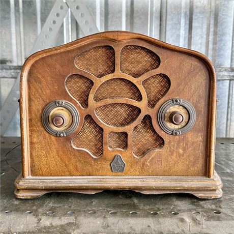 1930's Emerson Model 32 Tabletop Tube Radio