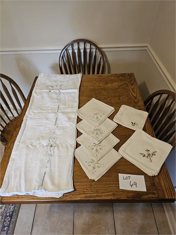 1930's Linen Embroidered Cloth Napkins & Table Cloth(Use as Cutter or Runner)