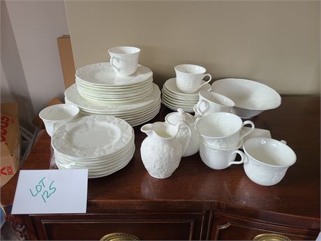 Wedgewood Strawberry & Vine China Set 40+ Pieces