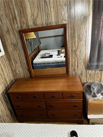 Bassett Furniture Co. Dresser With Mirror