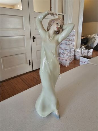 Royal Doulton Reflections "Allure" 1985 Figurine