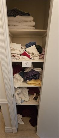 Closet Cleanout- Bath Towels, Hand Towels & Wash Cloths- Mixed Colors