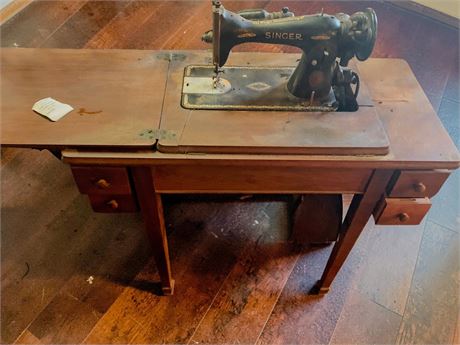 Vintage Singer Sewing Machine In Traditional Wooden Cabinet W/Storage