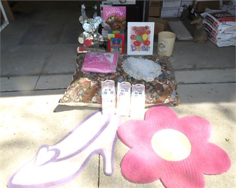 Mixed Lot: Bear decor, Rugs, Canopy, etc