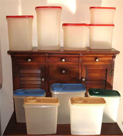 Assorted Tupperware