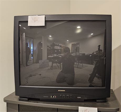Sylvania Box Color TV 32"