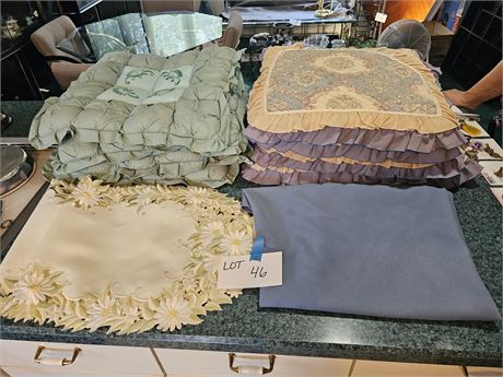 Mixed Cushion & Linen Lot: Different Sizes & Style