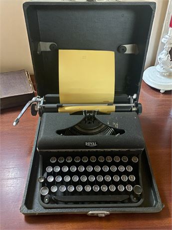 Royal Varsity Manual Portable Black Typewriter With Carrying Case With Handle