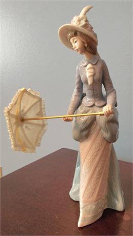 Lladro "On The Avenue" Figurine