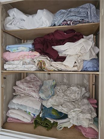 Hall Closet Cleanout : Twin & Full Size Sheets / Towels & More