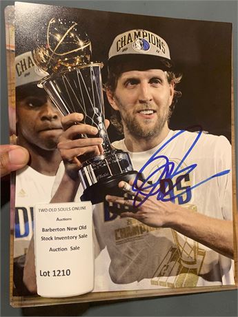 Autographed Photo Dirk Nowitzki Dallas Mavericks 2011 NBA Championship Victory