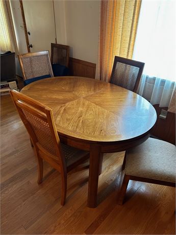 Oval Dining Room Table (2 leaves)