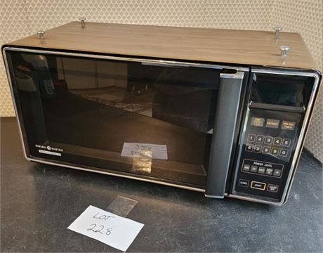 GE Spacemaker II Microwave