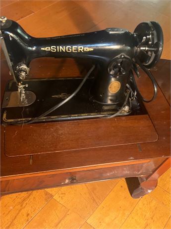 Vintage 1950s Black Cast Iron Singer Sewing Machine W/Wooden Cabinet Table