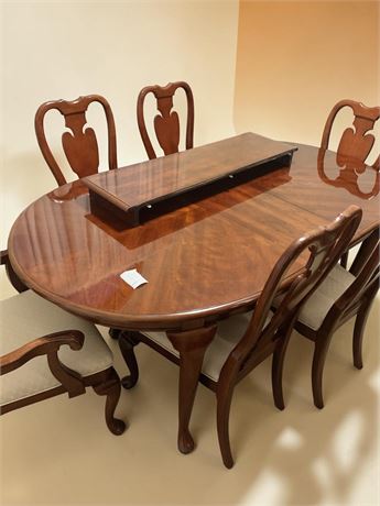 Traditional Queen Anne Style Oval Dining Table W/2 Captain Chairs & 4 Regular