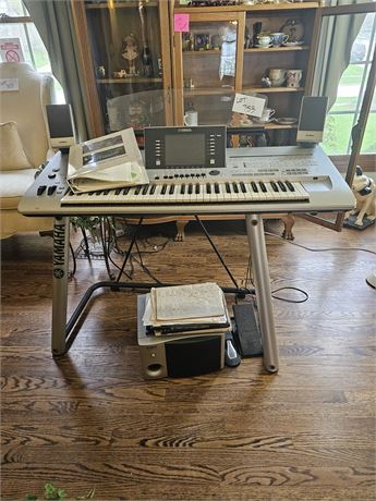 Yamaha Tyros4 61-Key Arranger Workstation Keyboard with Speaker System