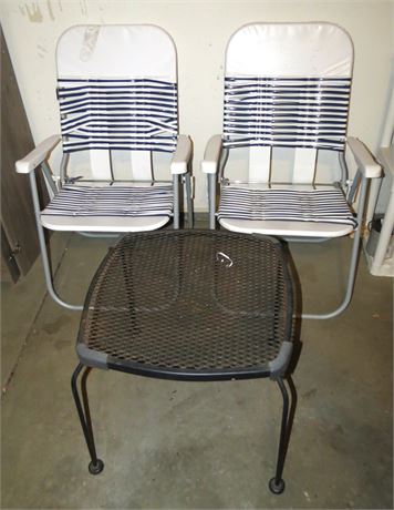 Outdoor furniture: Folding Chairs, Metal Table