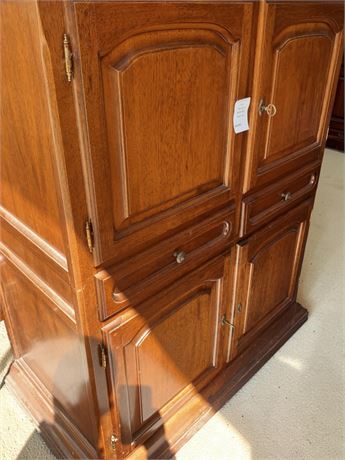 Vintage Wooden Entertainment Center/Hutch W/Cabinet Storage