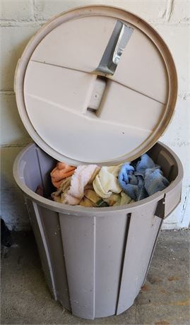 Garbage Can W/Towels