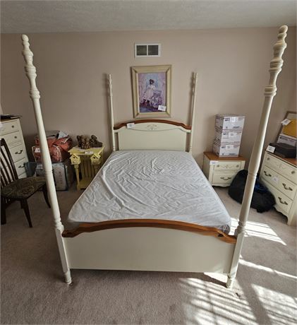 Broyhill Full Size "Sunnybrook" Girl Poster Bed with Stencil Floral