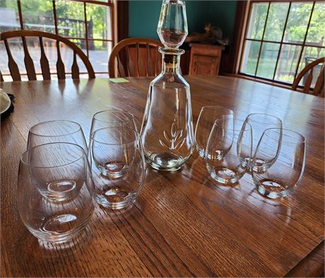 Beautiful Glass Decanter w/ 8 Stemless Glasses