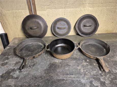 Lodge Cast Iron Skillets w/Lids