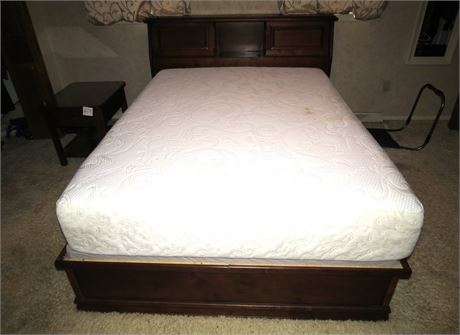 Queen Size Pedestal Bed