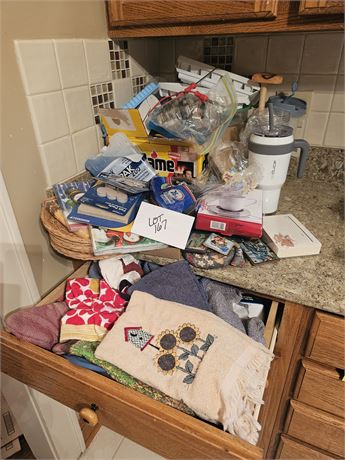 Kitchen Cleanout:Mixed Oven Gloves/Dish Towels/Ice Trays/Mug Warmers & More