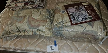 Full Size Bed Set / Quilt & Pillow