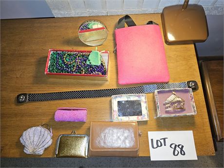 Mixed Ladies Lot: Wallets / Jewelry & More