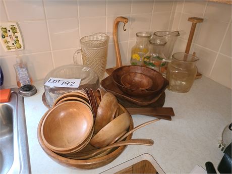 Mixed Kitchen Lot: Solid Wood Salad Set/Bowls/Lidded Cake/Juice Pitchers & More