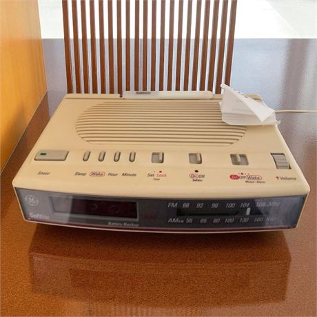 General Electric (GE) Softlite Alarm Clock Radio Model 7-4657A