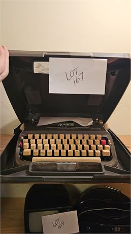 Wards Signature 440T Portable Typewriter