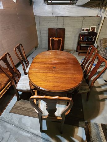 Diningroom Table w/6 Chairs & 2 Leaves