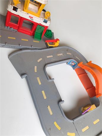 Fisher-Price Little People Discovery Airport Terminal & Road System