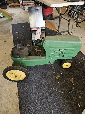 Vintage Metal ERTL Model 520 Childs Riding Pedal Tractor