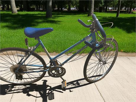 Lady's Vintage Blue 10 Speed Bike With Ram Handlebars