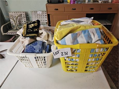 Large Lot of Mixed Bath Towels / Hand Towels & Wash Cloths